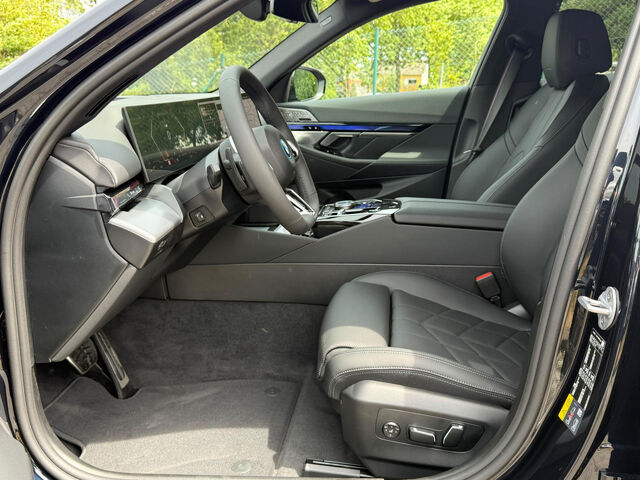 BMW 550 e xDrive Sportpaket Navi LED Vollleder Klima PDC Ansicht 10 für Fahrzeugdetailseite