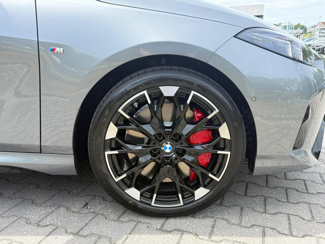 BMW M135 xDrive Sportpaket HUD Navi LED Klima PDC Ansicht 8 für Fahrzeugdetailseite