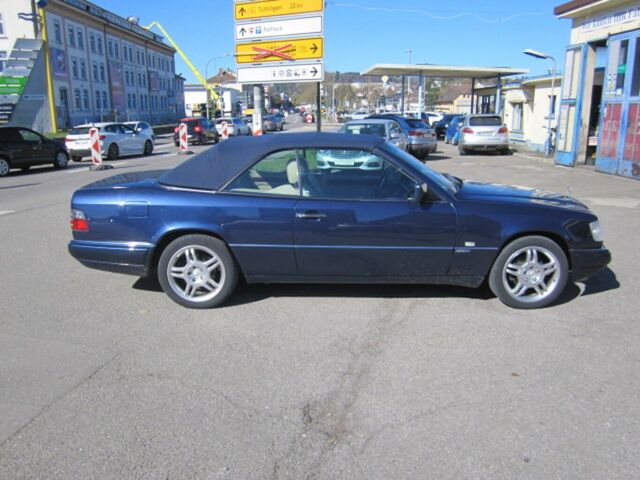 MERCEDES-BENZ E 200 Cabrio...