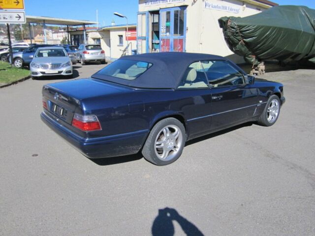 MERCEDES-BENZ E 200 Cabrio...