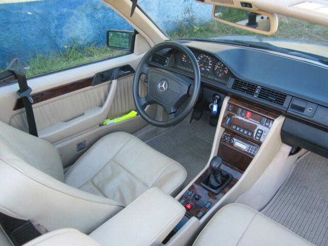 MERCEDES-BENZ E 200 Cabrio...