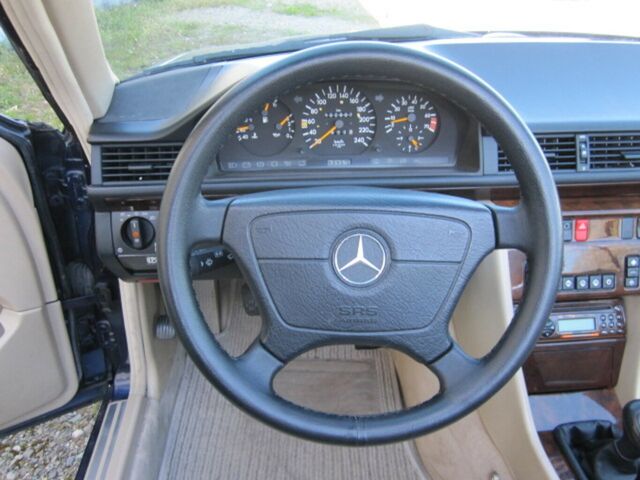MERCEDES-BENZ E 200 Cabrio...