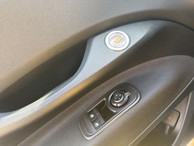 FIAT 500 Elektro RED Hatchback Neufahrzeug 42 kWh Ice Weiß Ansicht 12 für Fahrzeugdetailseite