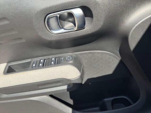 CITROEN C3 Aircross PureTech  130  SHINE EAT6 Stop + Start Ansicht 12 für Fahrzeugdetailseite