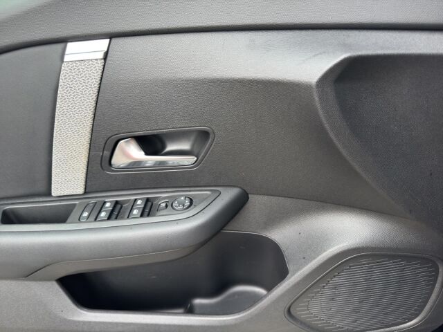 CITROEN C4 PureTech 130 Stop & Start EAT8 Max Automatikgetriebe Ansicht 12 für Fahrzeugdetailseite