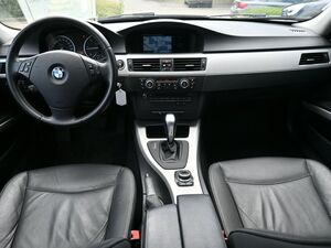 BMW 320 dAut tour Klimaaut Pano Navi Leder PDC 17Alu...