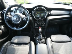 MINI Cooper 5-Türer Aut Navi Leder LED PDC 17erAlus...