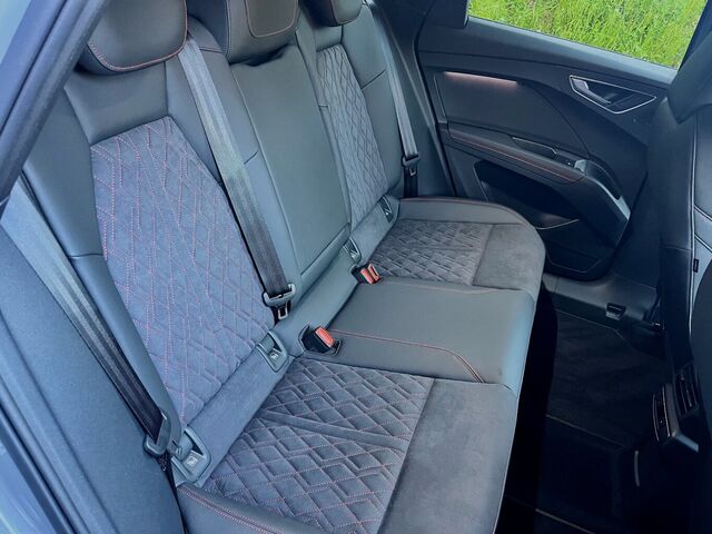 AUDI Q4 quattro S-LINE/ LED/NAVI/SHZ/... Ansicht 8 für Fahrzeugdetailseite