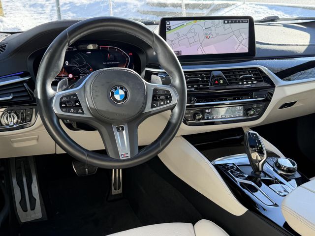 BMW 540 d xDr. M Sport Pro IntAktL.ACC KomfS.AHK 20 Sportpaket Bluetooth HUD Navi Vollleder Klima Aktivle Ansicht 12 für Fahrzeugdetailseite