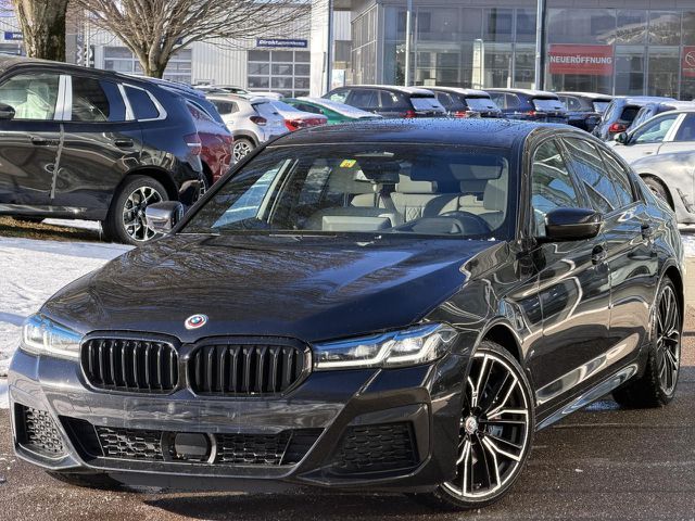 BMW 540 d xDr. M Sport Pro IntAktL.ACC KomfS.AHK 20 Sportpaket Bluetooth HUD Navi Vollleder Klima Aktivle Ansicht 2 für Fahrzeugdetailseite