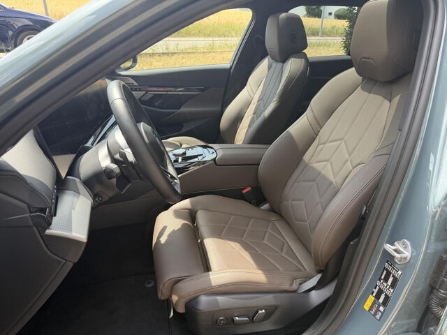 BMW 550 e T.xDr.M Sport IntAktiv.Pano.AutoBahnAss.AHK Sportpaket Bluetooth HUD Navi LED Vollleder Klima A Ansicht 10 für Fahrzeugdetailseite