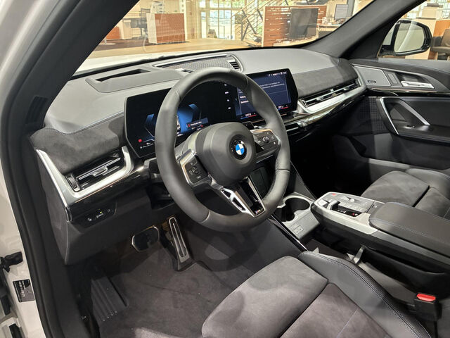 BMW X1 s20i M Sport Pro HUD ACC SuView PanoD.H/K.AHK Sportpaket Bluetooth Navi LED Klima PDC el. Fenster Ansicht 10 für Fahrzeugdetailseite