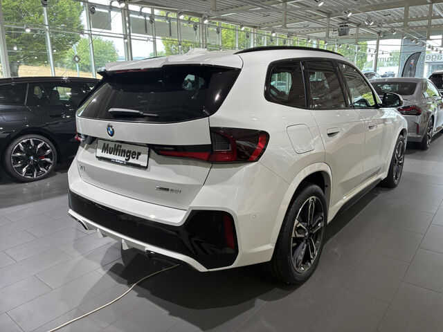 BMW X1 s20i M Sport Pro HUD ACC SuView PanoD.H/K.AHK Sportpaket Bluetooth Navi LED Klima PDC el. Fenster Ansicht 5 für Fahrzeugdetailseite
