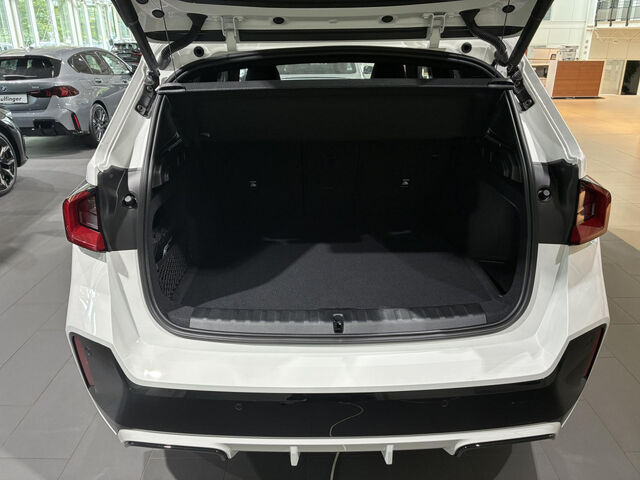 BMW X1 s20i M Sport Pro HUD ACC SuView PanoD.H/K.AHK Sportpaket Bluetooth Navi LED Klima PDC el. Fenster Ansicht 7 für Fahrzeugdetailseite