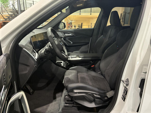 BMW X1 s20i M Sport Pro HUD ACC SuView PanoD.H/K.AHK Sportpaket Bluetooth Navi LED Klima PDC el. Fenster Ansicht 8 für Fahrzeugdetailseite