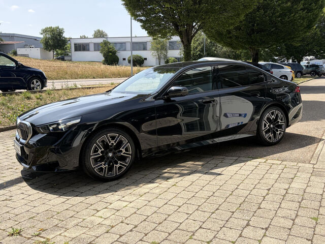 BMW 520 d xDr.M Sport ACC SuView KomfS+BelÃ¼ft.H/K.AHK Sportpaket Bluetooth HUD Navi LED Vollleder Klim Ansicht 3 für Fahrzeugdetailseite