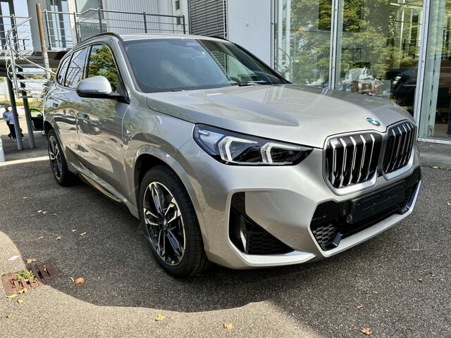 BMW X1 sDrive20i M Sport AHK HUD LED Sportpaket Navi PDC Ansicht 4 für Fahrzeugdetailseite