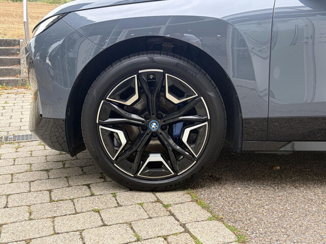 BMW iX x50 Sport Sky HUD ACC SuView H/K.Lenkradh.22 Sportpaket Bluetooth Navi Klima PDC el. Fenster Ansicht 9 für Fahrzeugdetailseite
