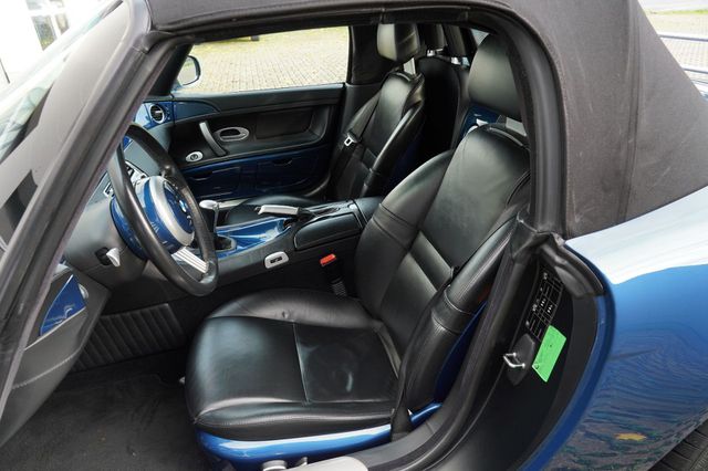 BMW Z8 *1 von 135 in topasblau/schwarz*