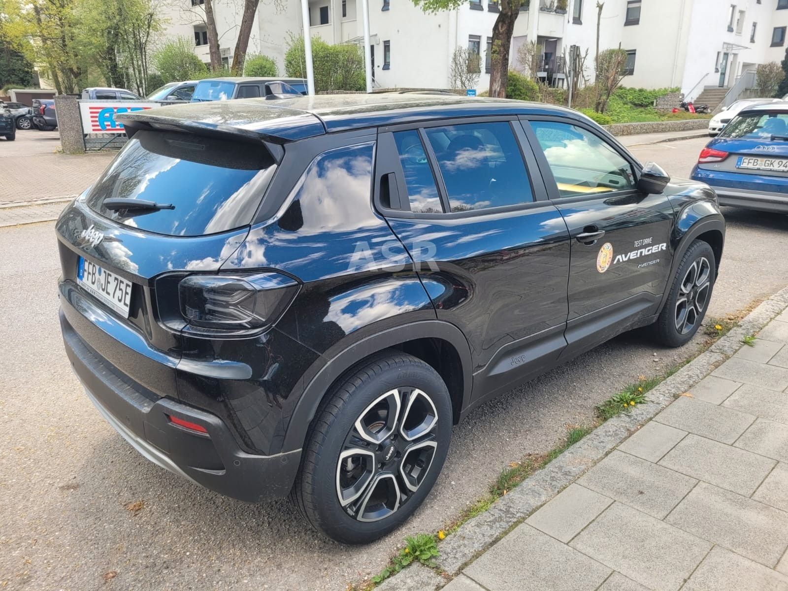 JEEP Avenger Summit Electric Top Fahrzeug Ansicht 3 für Fahrzeugdetailseite