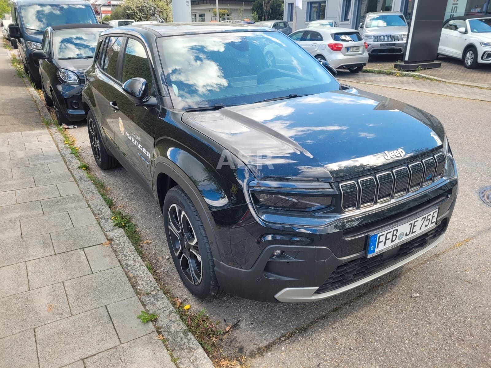 JEEP Avenger Summit Electric Top Fahrzeug Ansicht 4 für Fahrzeugdetailseite