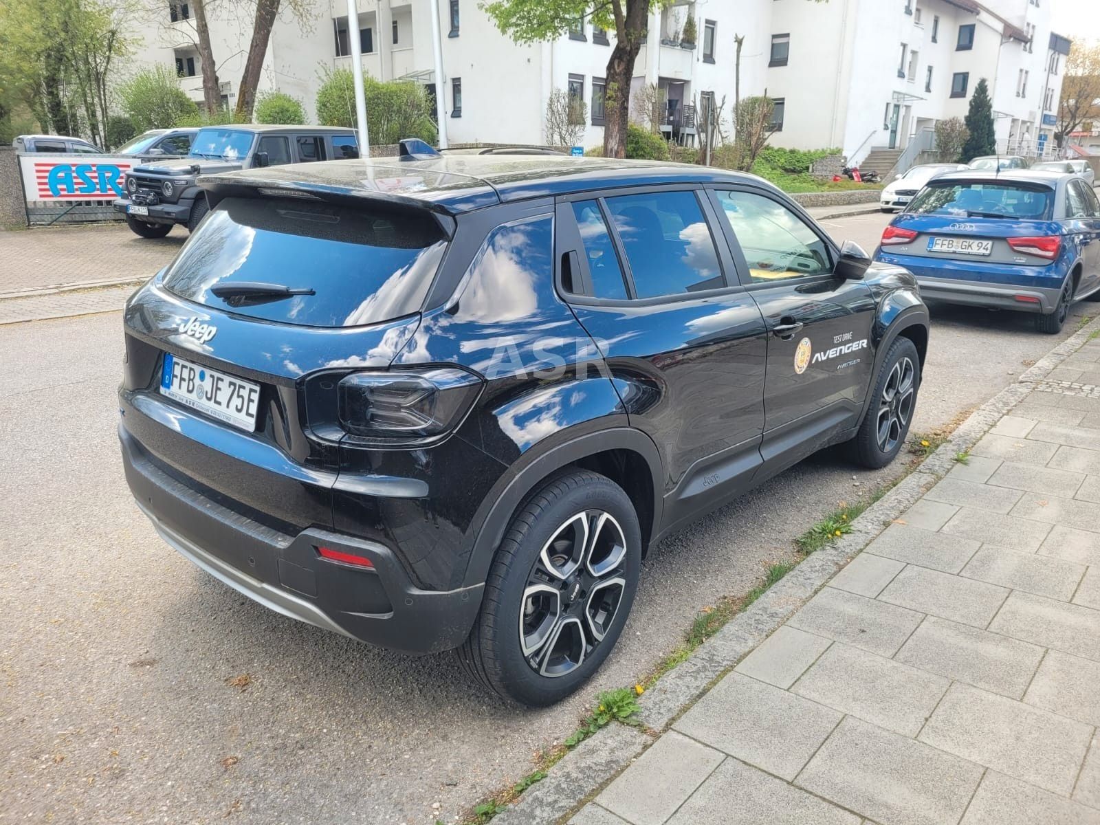 JEEP Avenger Summit Electric Top Fahrzeug Ansicht 7 für Fahrzeugdetailseite