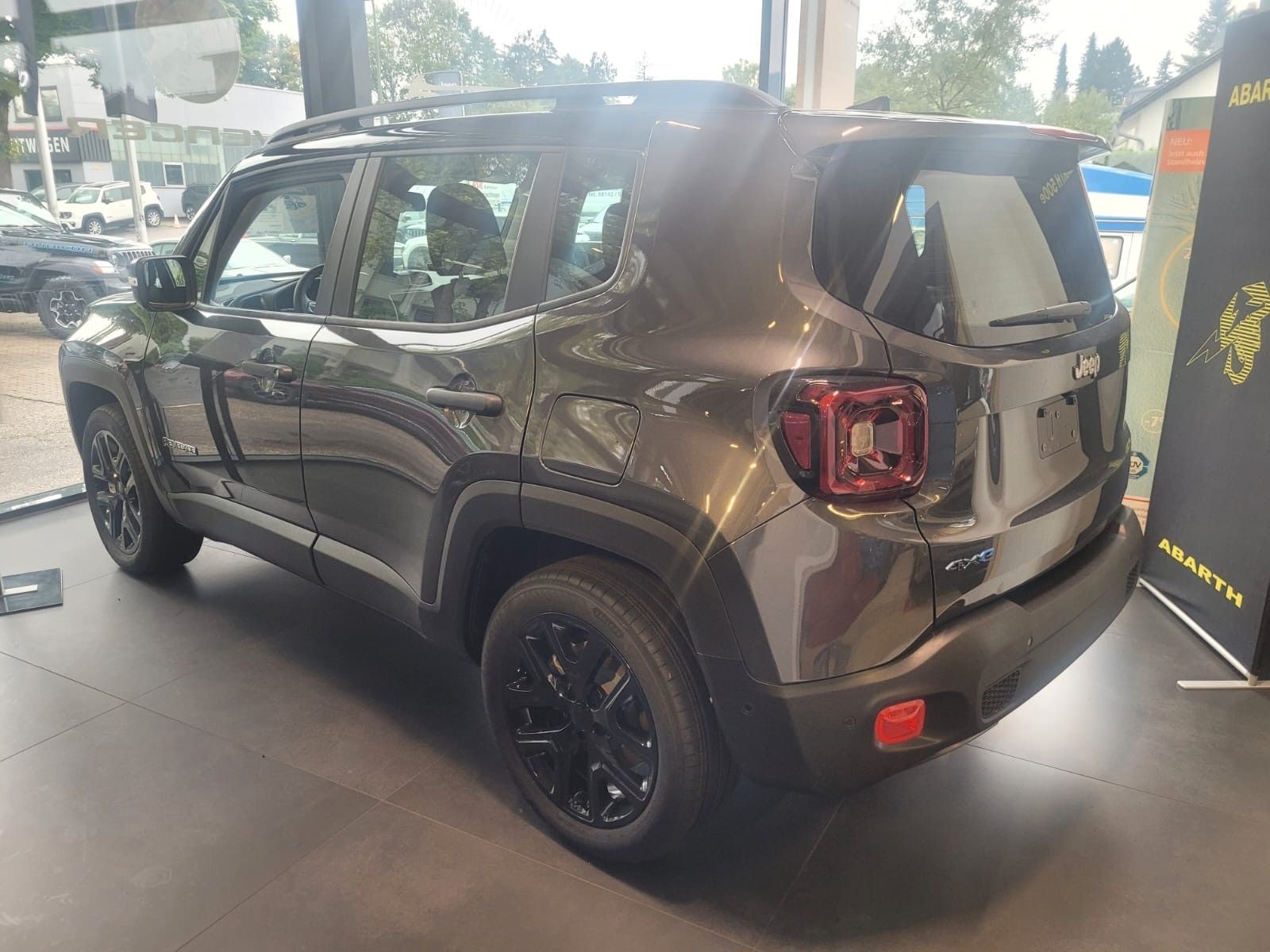 JEEP Renegade Summit Plug-In-Hybrid 4xe Ansicht 2 für Fahrzeugdetailseite