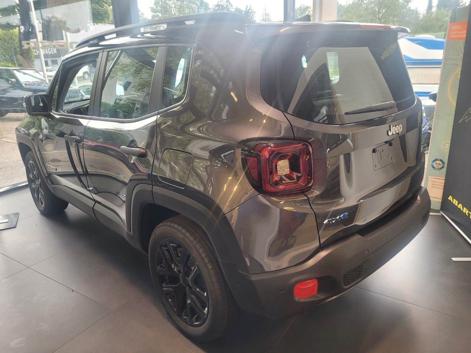 JEEP Renegade Summit Plug-In-Hybrid 4xe Ansicht 3 für Fahrzeugdetailseite