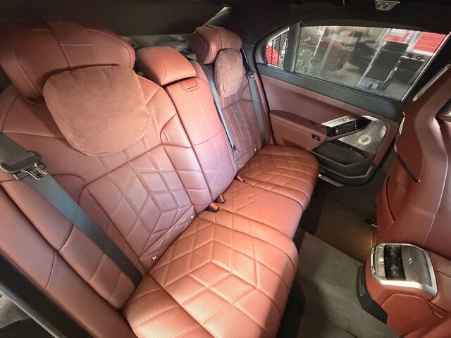 BMW 750 e xDrive  CinemaTV+B&W Loung Nachlaß 50%