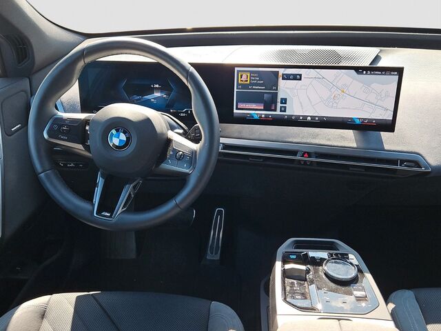 BMW iX xDrive45 MSport 21 Z AHK PAP DAP Harman Ansicht 10 für Fahrzeugdetailseite