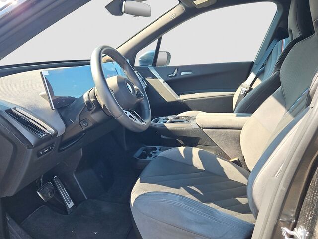 BMW iX xDrive45 MSport 21 Z AHK PAP DAP Harman Ansicht 8 für Fahrzeugdetailseite