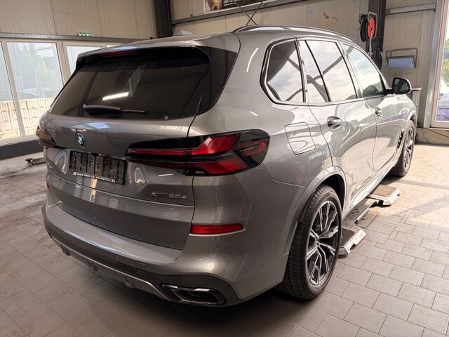 BMW X5 xDrive50e  MSportPRO B&W Individual Vollleder Ansicht 2 für Fahrzeugdetailseite