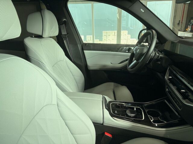 BMW X5 xDrive50e  MSportPRO B&W Individual Vollleder Ansicht 3 für Fahrzeugdetailseite