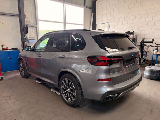 BMW X5 xDrive50e  MSportPRO B&W Individual Vollleder Ansicht 4 für Fahrzeugdetailseite