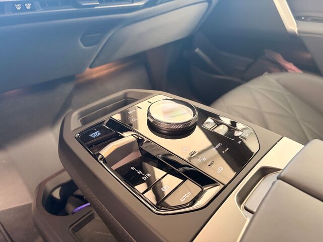 BMW iX xDrive45 MSportPro 23Z AHK B&W Suite Amido Ansicht 11 für Fahrzeugdetailseite