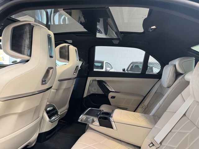 BMW 750 e xDrive SkyLounge Sitzlüftung NP 186.900 EUR Ansicht 16 für Fahrzeugdetailseite