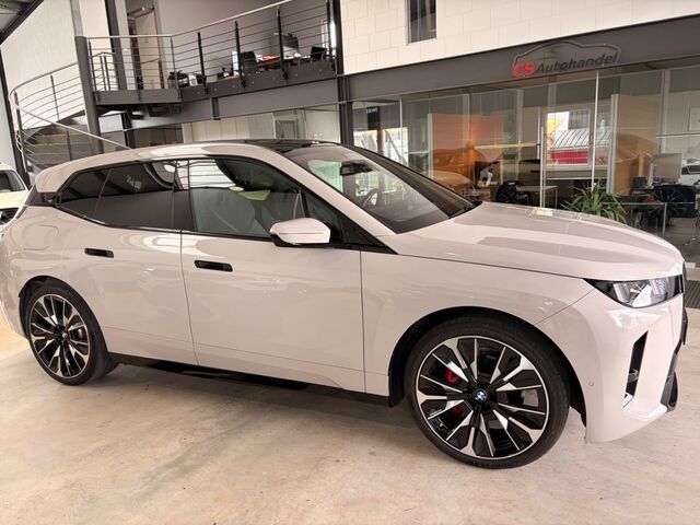BMW iX xDrive45 HUD SkyLounge Luftfederung NP 111.565 EUR Ansicht 15 für Fahrzeugdetailseite