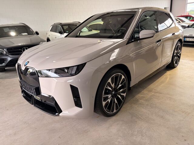 BMW iX xDrive45 HUD SkyLounge Luftfederung NP 111.565 EUR Ansicht 17 für Fahrzeugdetailseite