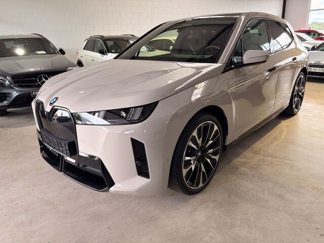 BMW iX xDrive45 HUD SkyLounge Luftfederung NP 111.565 EUR Ansicht 18 für Fahrzeugdetailseite