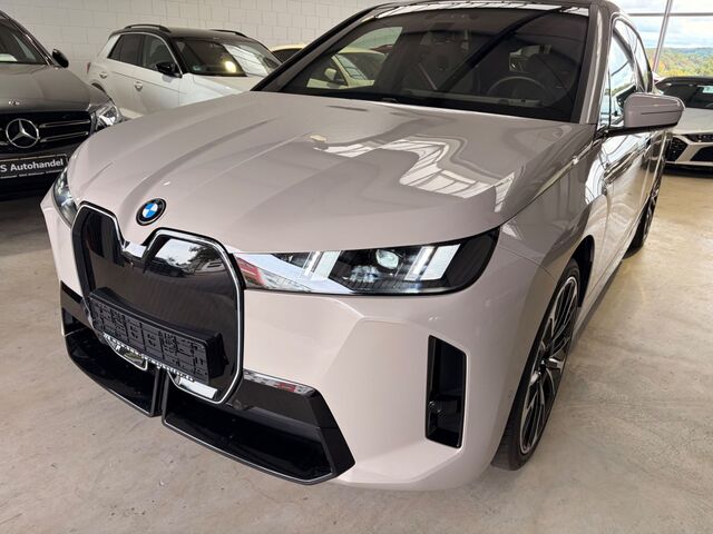 BMW iX xDrive45 HUD SkyLounge Luftfederung NP 111.565 EUR Ansicht 6 für Fahrzeugdetailseite