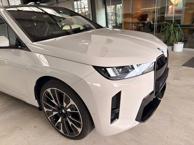 BMW iX xDrive45 HUD SkyLounge Luftfederung NP 111.565 EUR Ansicht 7 für Fahrzeugdetailseite