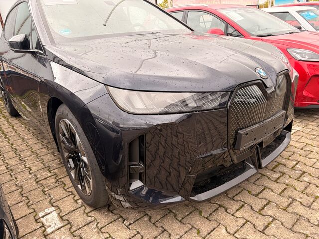 BMW iX xDrive45 HUD MSport H&K 21Z AHK NP 99.570 EUR Ansicht 3 für Fahrzeugdetailseite