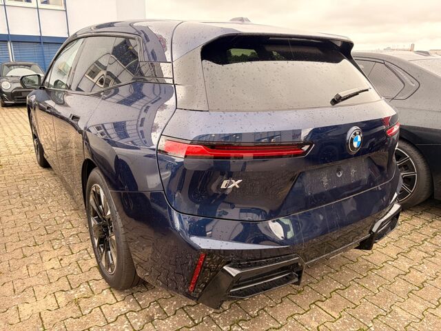 BMW iX xDrive45 HUD MSport H&K 21Z AHK NP 99.570 EUR Ansicht 8 für Fahrzeugdetailseite