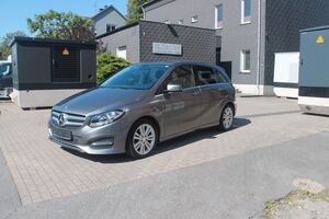 MERCEDES-BENZ B 180 Style DCT+Wippen*Navi*AHK*PDC*Sitzhzg*Allw