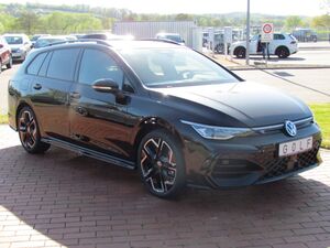 VW Golf VIII Variant 1.5 eTSI DSG R-Line 18Zoll AHK