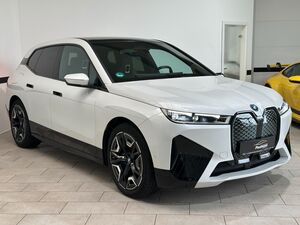 BMW iX xDrive40 Sportpaket Navi*LASER*HUD*22Zoll*