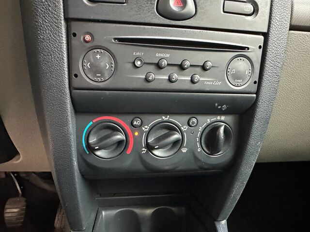 RENAULT Clio Authentique 1.2 16V Summertime