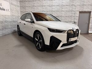 BMW iX M60/LASER/AHK/B&amp;W/EXCLUSIV/MASSAGE