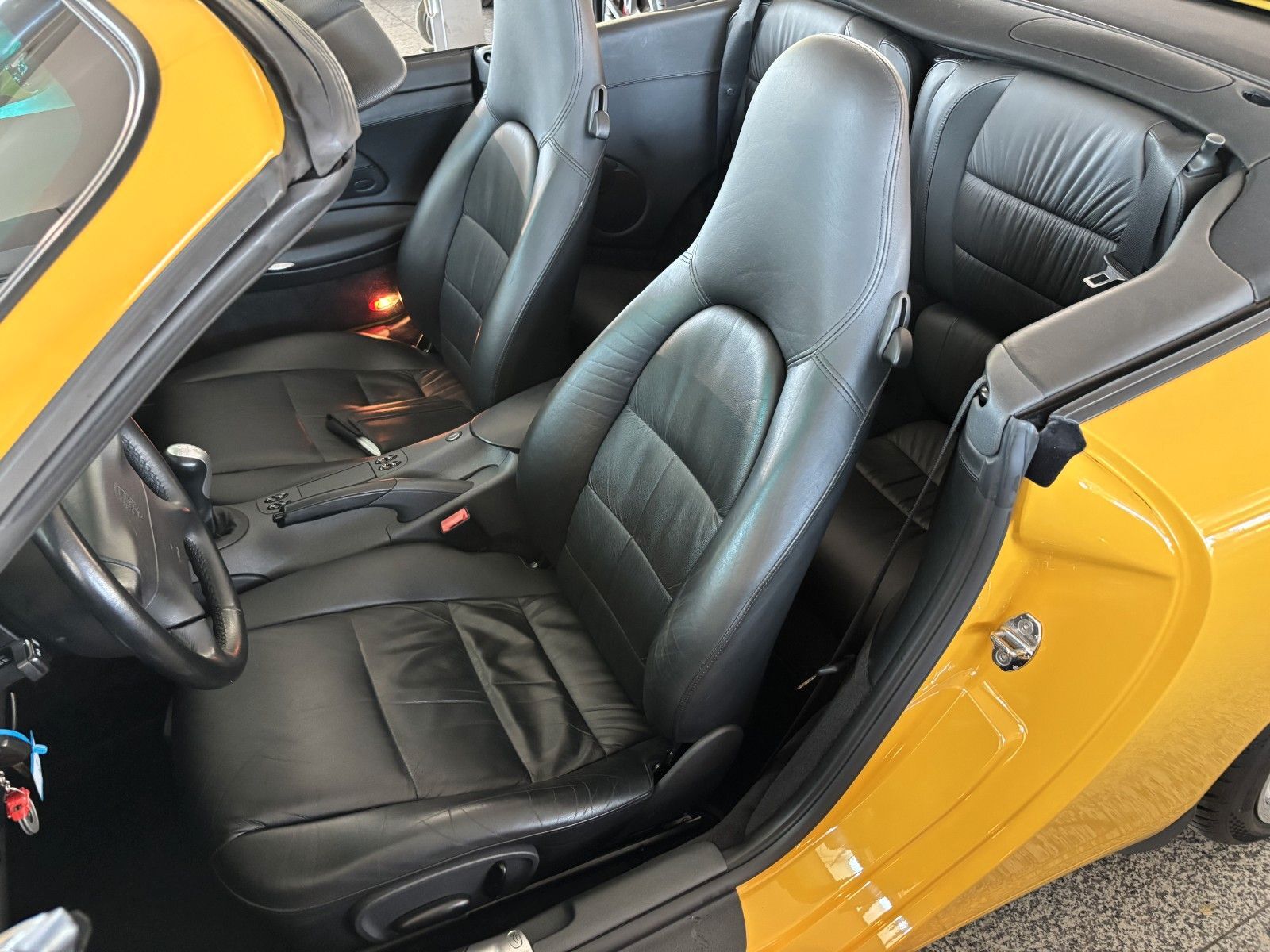 PORSCHE 996 C2 Cabrio- 6-Gg.- orig. 59TKM, Speedgelb!