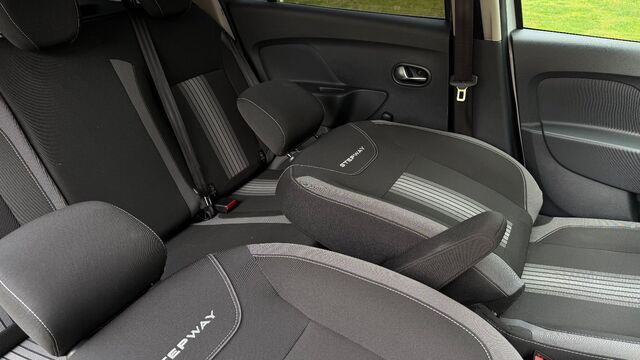 DACIA Sandero II Stepway Celebration Ansicht 34 für Fahrzeugdetailseite